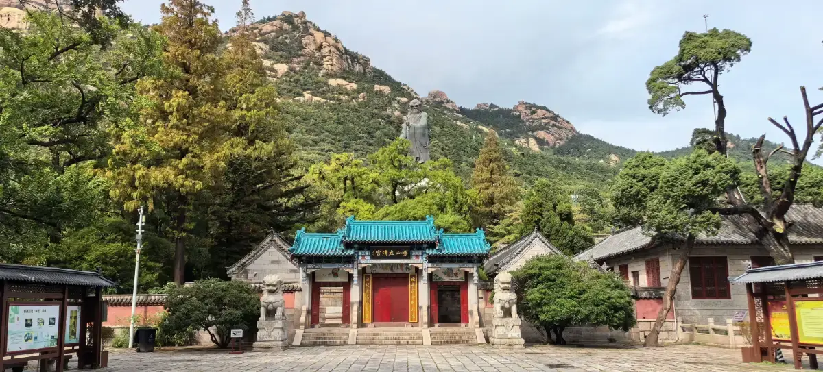 Gate of Taiqing Palace with the Laozi statue behind